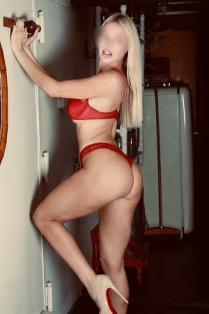 Tall sun-kissed Californian blonde in red bra and high heels